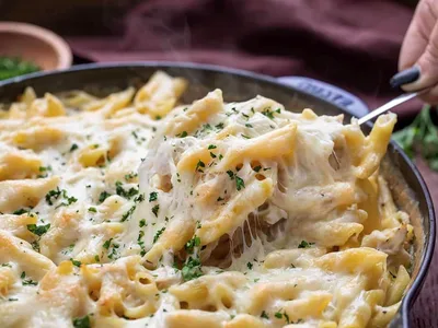 Creamy Chicken Alfredo Pasta Bake with Mozzarella