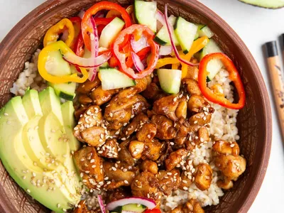Garlic Sesame Chicken Bowls with Brown Rice