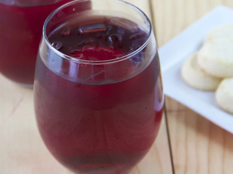 Hibiscus Clove Iced Tea: Sun-Brewed Refresher