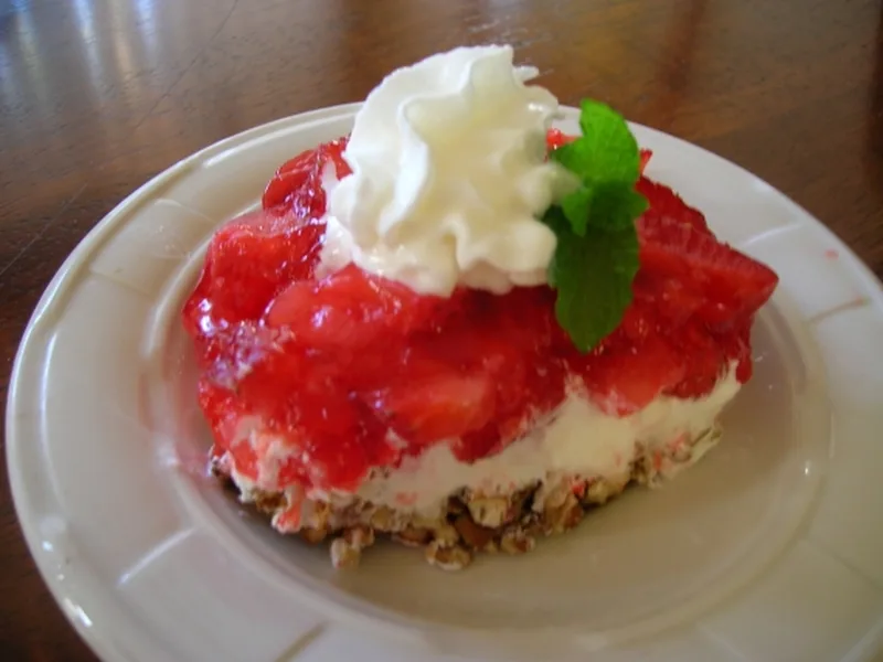 Low-Fat Strawberry Pretzel Dessert with Gelatin Topping