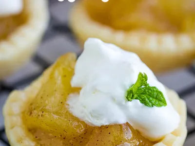 15-Minute Mini Apple Pies with Cinnamon Brown Sugar