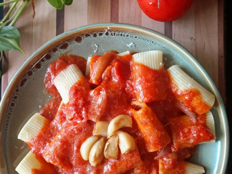 Bay Leaf Butter Tomato Sauce with Italian Tomatoes