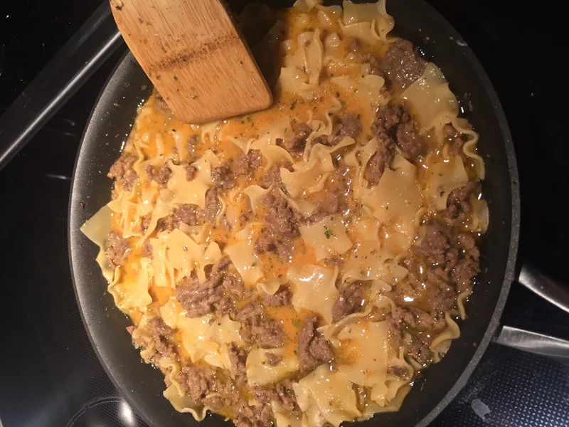 Creamy Cheeseburger Macaroni Skillet