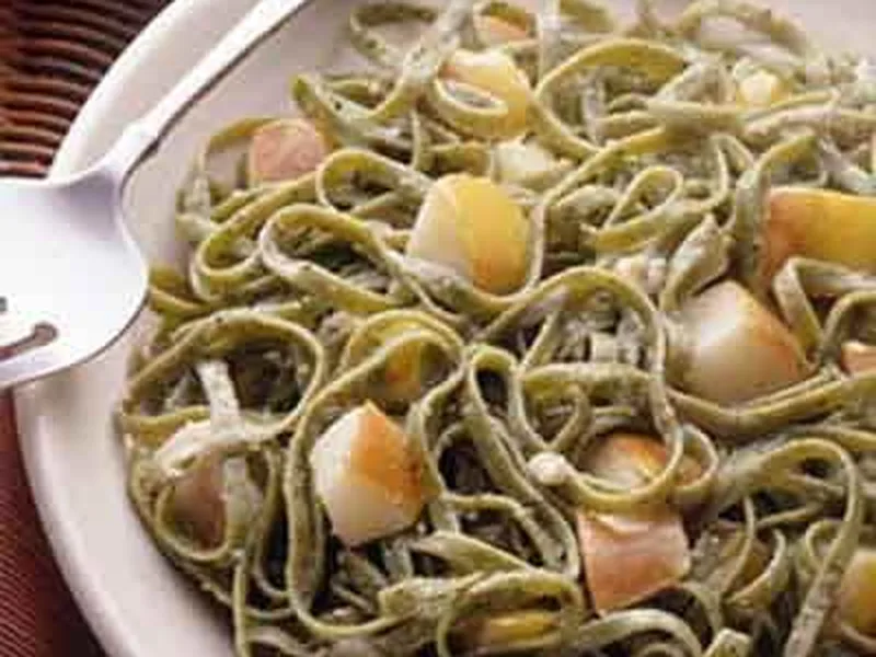 Spinach Fettuccine With Pears, Gorgonzola & Bacon