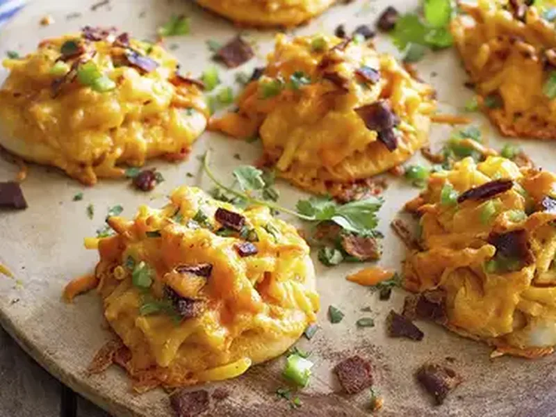 Mini Buffalo Chicken Mac and Cheese Pizzas with Crispy Bacon