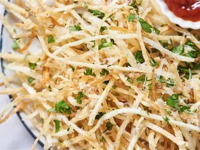 Crispy Garlic Parmesan Shoestring Fries