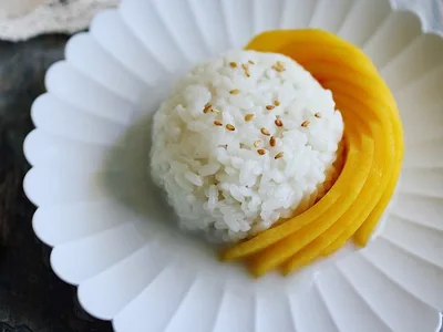 Thai Mango Sticky Rice with Coconut Sauce (Khao Niao)