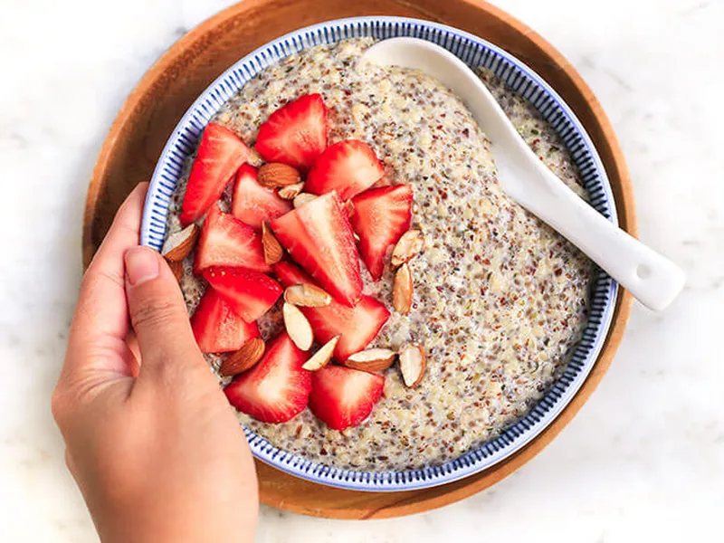 Grain-Free Hemp Seed Oatmeal with Strawberries and Almonds