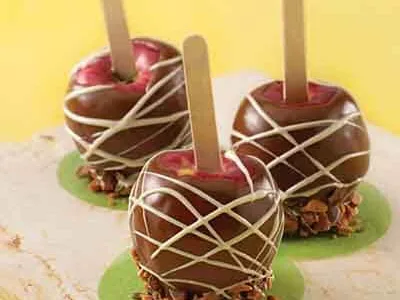 Candy Bar Caramel Apples with Chocolate Drizzle