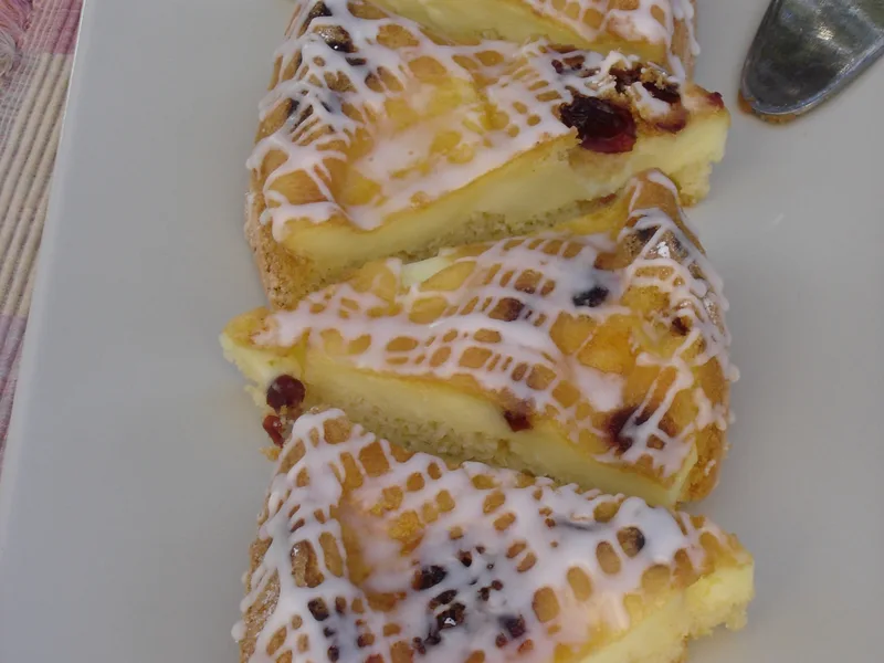 Sponge Cake with Vanilla Custard and Cranberries