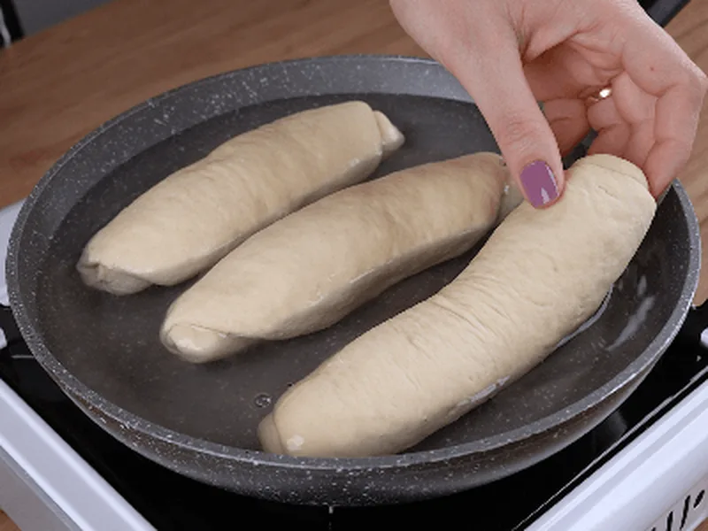 Boiled and Baked Wheat Rolls with Yeast