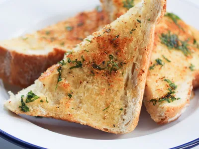 Garlic Herb Texas Toast: Crispy Comfort Food