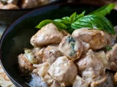 Basil Chicken in Coconut-Curry Sauce with Aromatic Spices