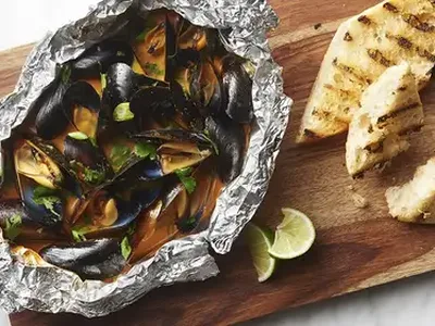 Grilled Coconut Curry Mussels in Foil Packs with Garlic Bread