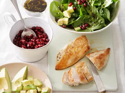 Avocado Spinach Salad with Chicken Breast