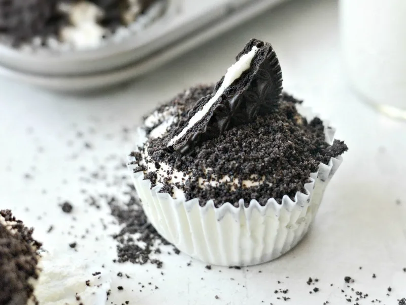 No-Bake Mini Cookies and Cream Cheesecakes