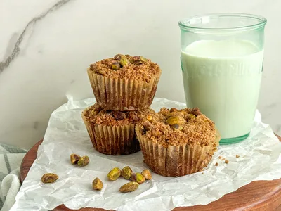 Pistachio Oat Muffins With Buttery Crumble