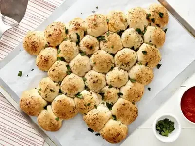 Pull-Apart Cheese-Stuffed Biscuit Christmas Tree