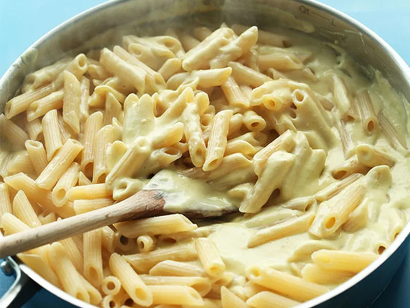 Creamy Roasted Garlic Mac and Cheese with Cashew Sauce