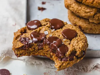 Chocolate Chip Protein Cookies with Peanut Butter and Oats