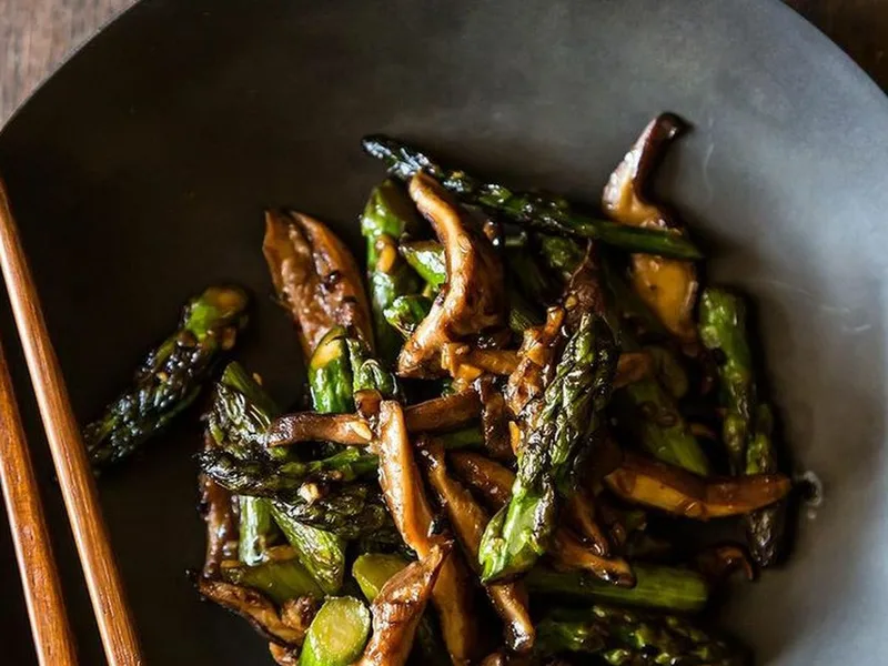 Oyster Sauce Glazed Asparagus and Mushrooms