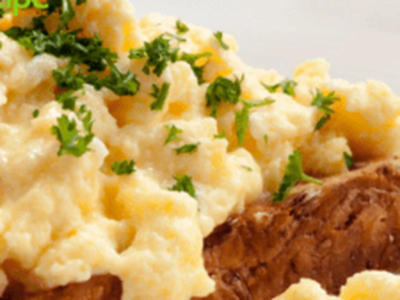 Easy Scrambled Eggs on Toast for Two