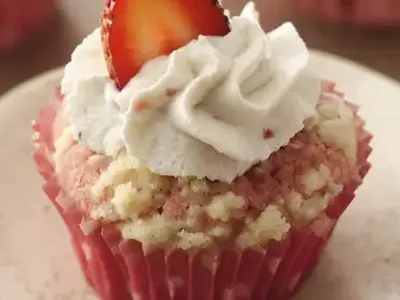 Strawberry-Rhubarb Cupcakes with Streusel Topping