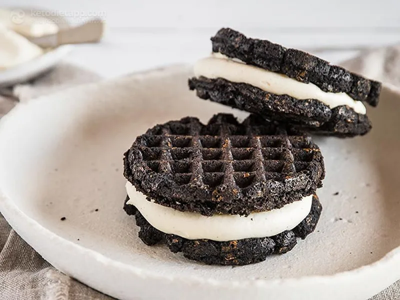 Keto Oreo Chaffles with Mascarpone Filling