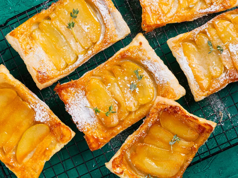 Easy Upside Down Apple Tarte Tatin with Puff Pastry