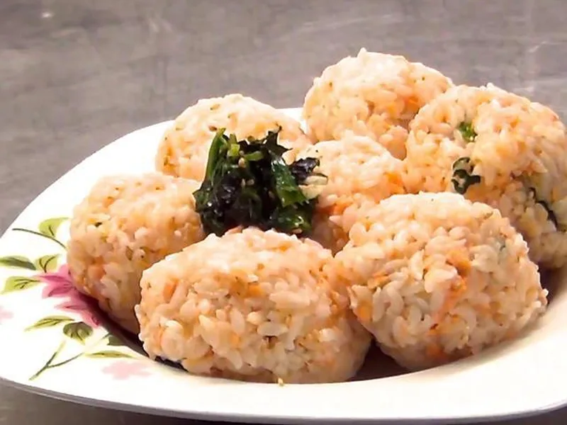 Salmon and Seaweed Spinach Rice Balls