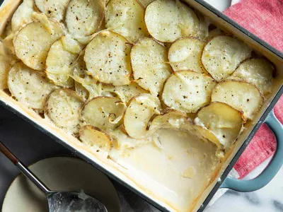 Creamy Baked Scalloped Potatoes with Cheddar Cheese