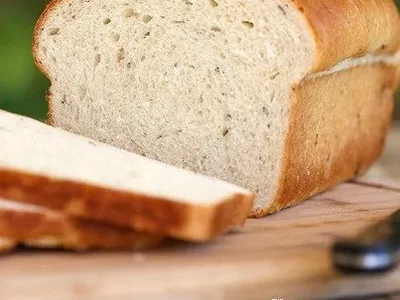 Homemade Rosemary Garlic Bread with Yeast