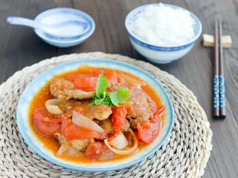 Pan-Fried Pork Chops in Tomato Sauce
