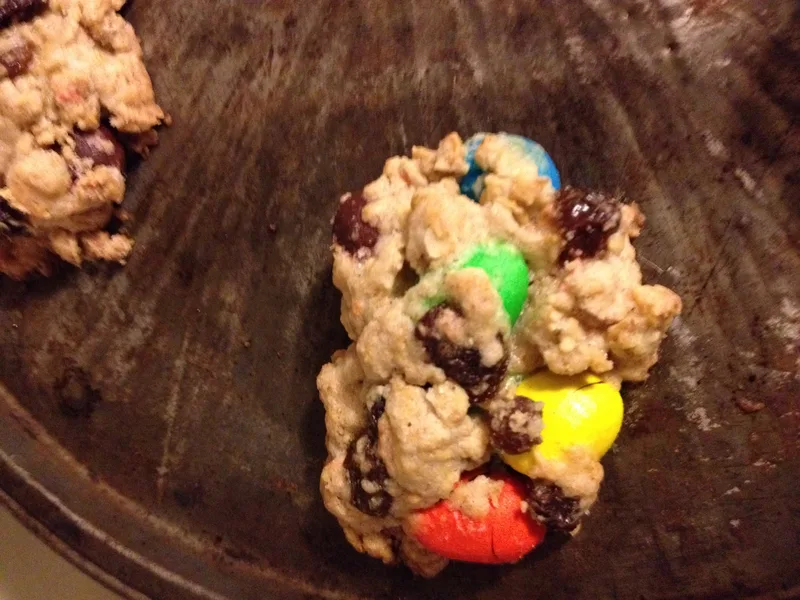 Moist Oatmeal Raisin Cookies with Chocolate