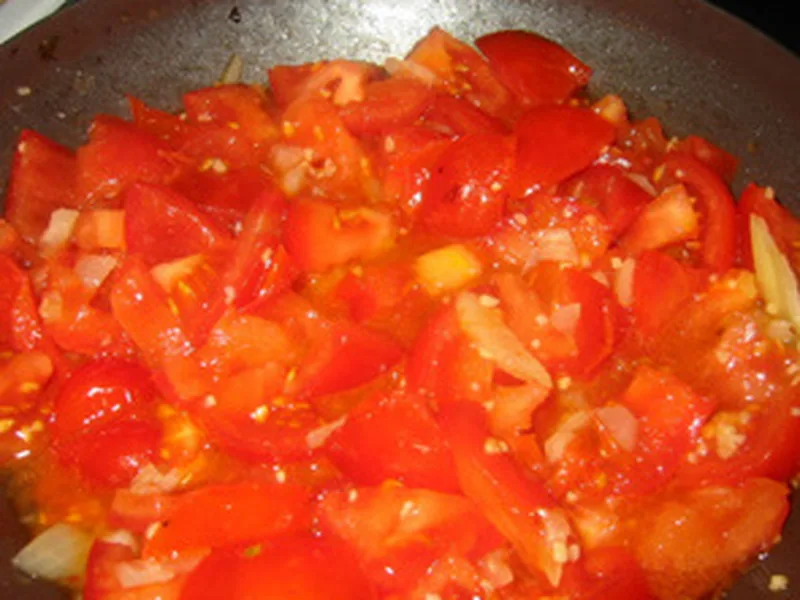 Fresh Tomato Sauce with Garlic and Vermouth