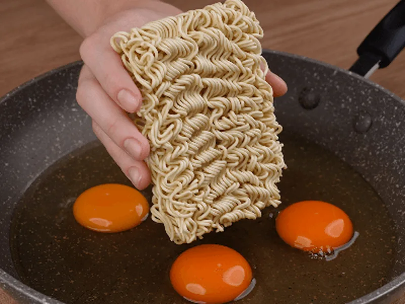 Cheesy Tomato Instant Noodles with Eggs