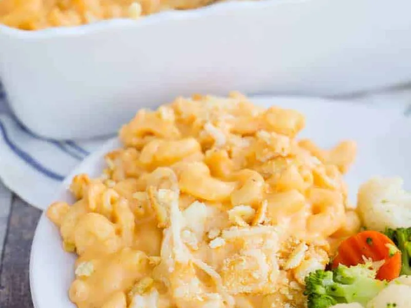 Creamy Velveeta Mac and Cheese Casserole with Ritz Topping