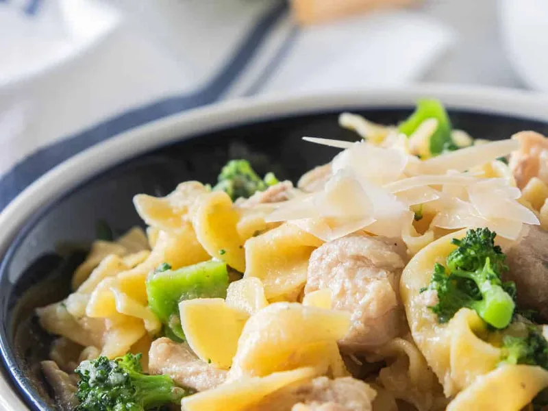 Slow Cooker Chicken and Broccoli with Egg Noodles