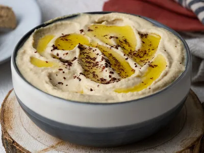 Creamy Homemade Hummus with Tahini and Lemon