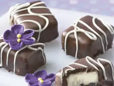 Chocolate-Almond Cheesecake Bites with Cookie Crust
