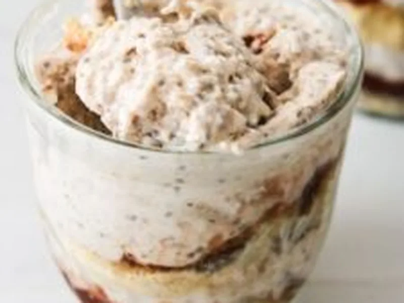 Strawberry Cheesecake Overnight Oats with Graham Cracker Layers