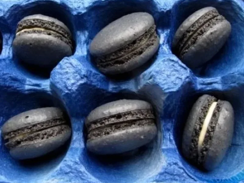 Black Sesame Macarons with Cream Cheese Filling