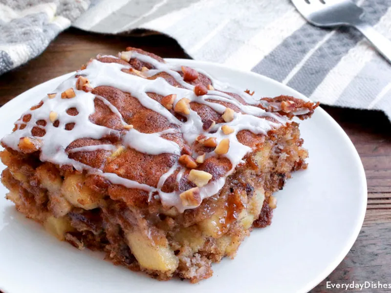 Oatmeal Apple Breakfast Bake with Cinnamon and Pecans