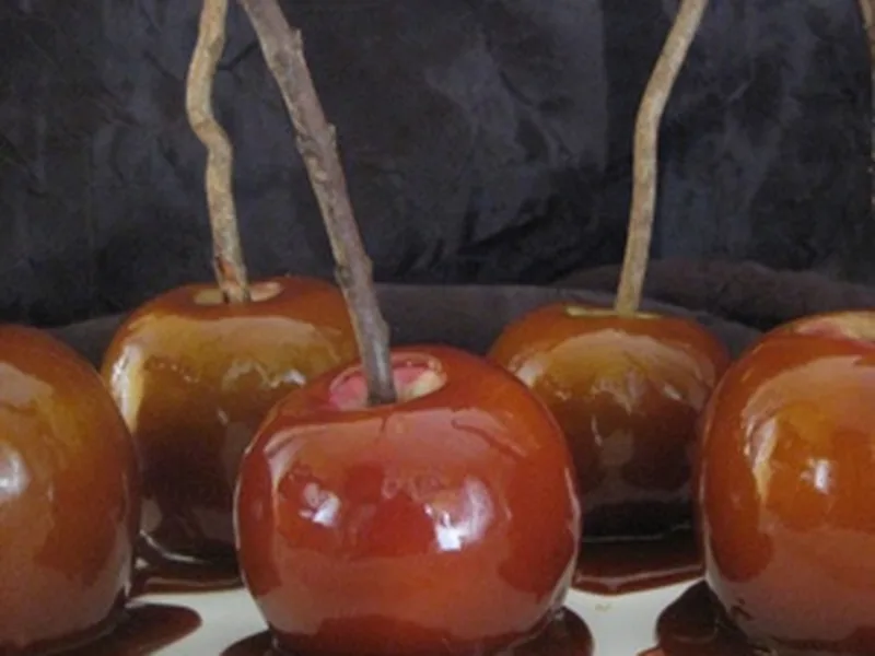 Honey Caramel Apples with Sea Salt - Homemade Candy Recipe
