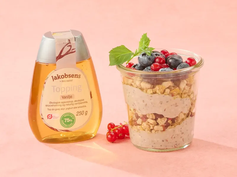 Overnight Oats with Vanilla Skyr and Berries