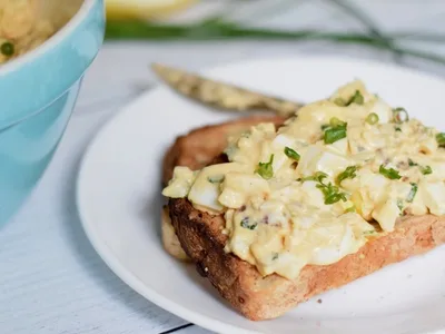 Spicy Sriracha Egg Salad with Crispy Bacon