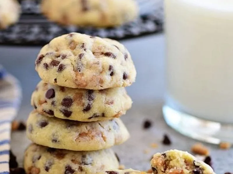 Toffee Chocolate Chip Shortbread Cookies