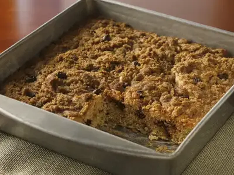 Streusel-Topped Banana Chocolate Chip Snack Cake