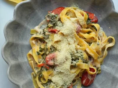 Creamy Vegan Pasta with Kale and Cherry Tomatoes