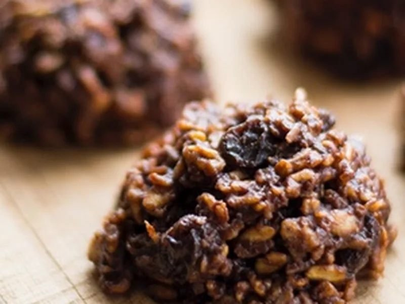 Healthy No-Bake Oatmeal Cookies with Coconut and Raisins
